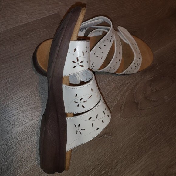 2/$20.00 - George Classics Keri Ladies Size 9W Velcro Closure White Sandals - Picture 5 of 8